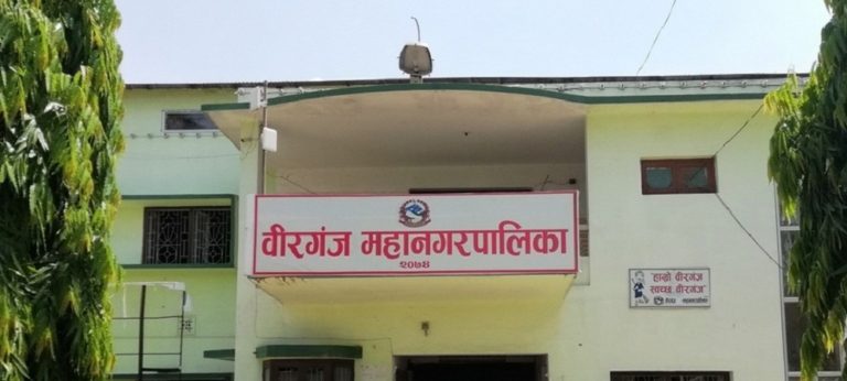 बेवारिसे सवारीसाधन हटाउँदै वीरगञ्ज महानगर