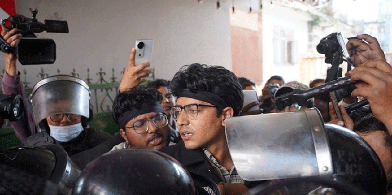 कालोपट्टी बाँधेर सिंहदरवार गेटअगाडि मिरज ढुंगाना समूहको प्रदर्शन