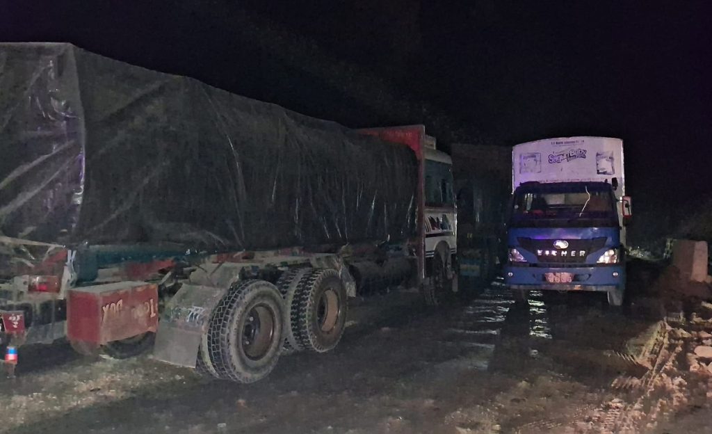 गाडी चिप्लिएर गुड्न नसकेपछि १५ घण्टादेखि दाउन्नेमा यातायात अवरुद्ध