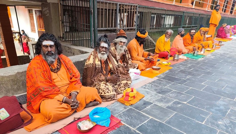 पशुपतिमा आएका साधुसन्तलाई बिदाइ गरिँदै