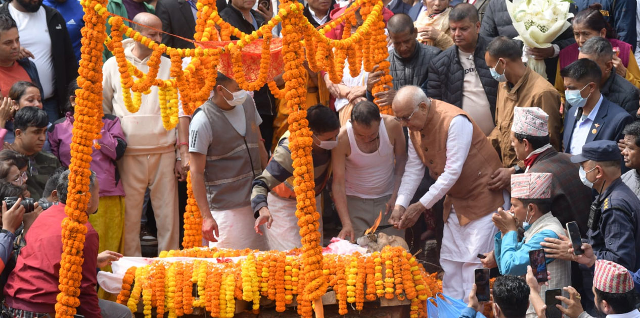 ओलीका पिता मोहनप्रसादको पशुपति आर्यघाटमा अन्त्येष्टि