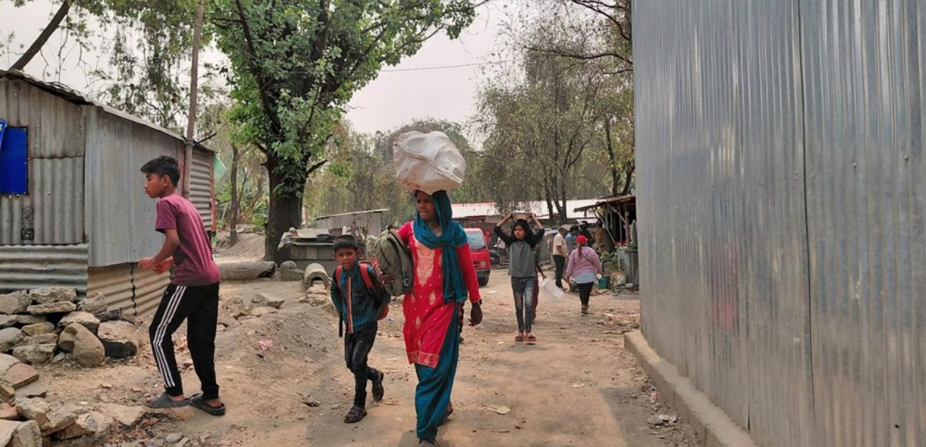 थापाथलीको सुकुमवासी बस्ती खाली गर्न सुरु, सामान सार्दै