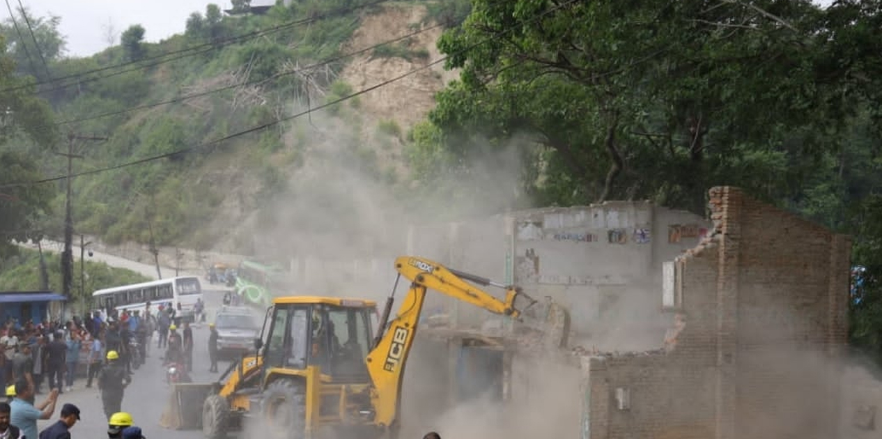 तारकेश्वरमा सार्वजनिक जग्गामा निर्माण गरिएका संरचनामा चल्यो डोजर
