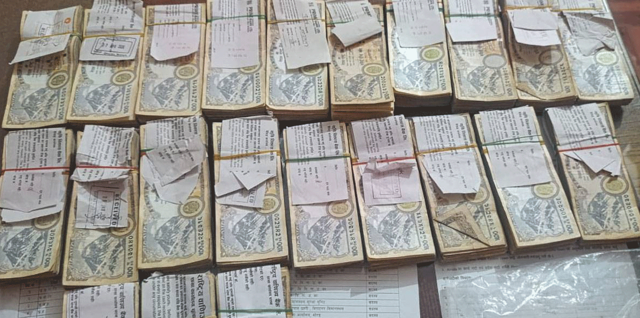 विराटनगर विमानस्थलबाट २६ लाखसहित दुई जना पक्राउ