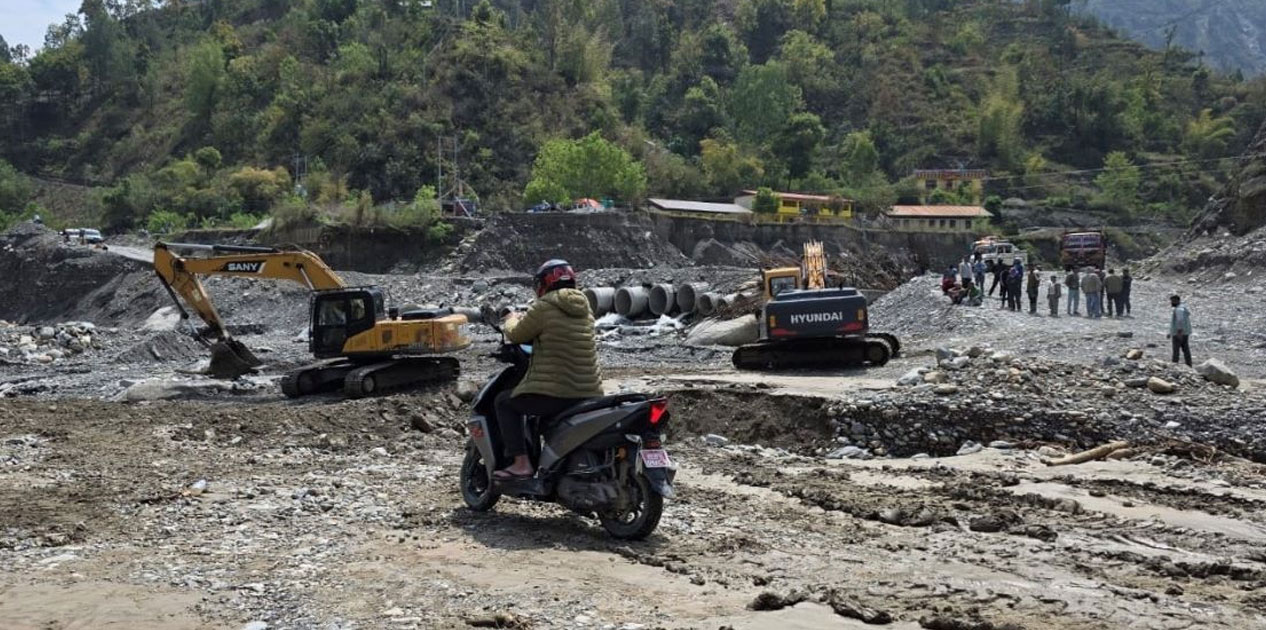 बाढी पहिरोका कारण राजमार्ग अवरुद्ध