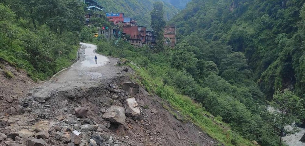 सिन्धुपाल्चोकको कोदारीमा सडक भासिंदा तातोपानी नाका पुनः ठप्प