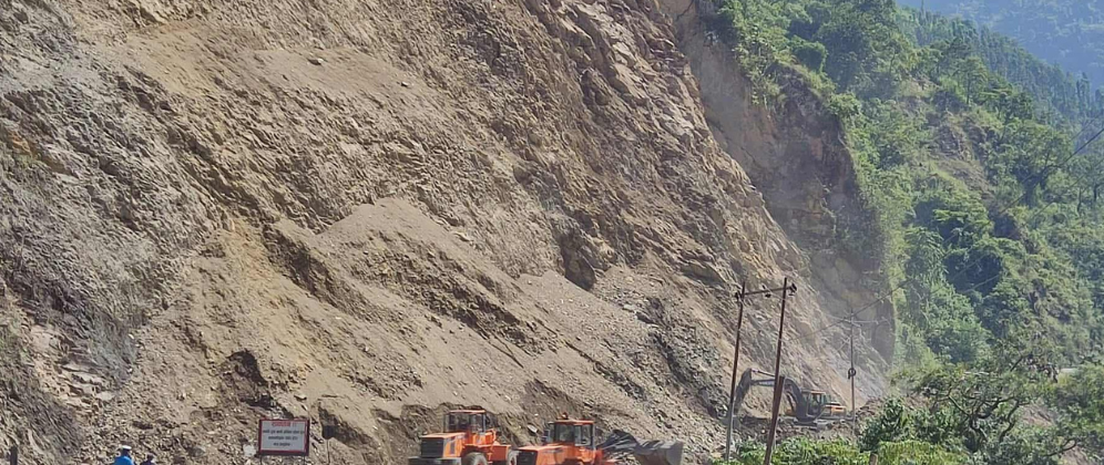 सवारी रोकेर तुइन खोलाको ढिस्को हटाइँदै