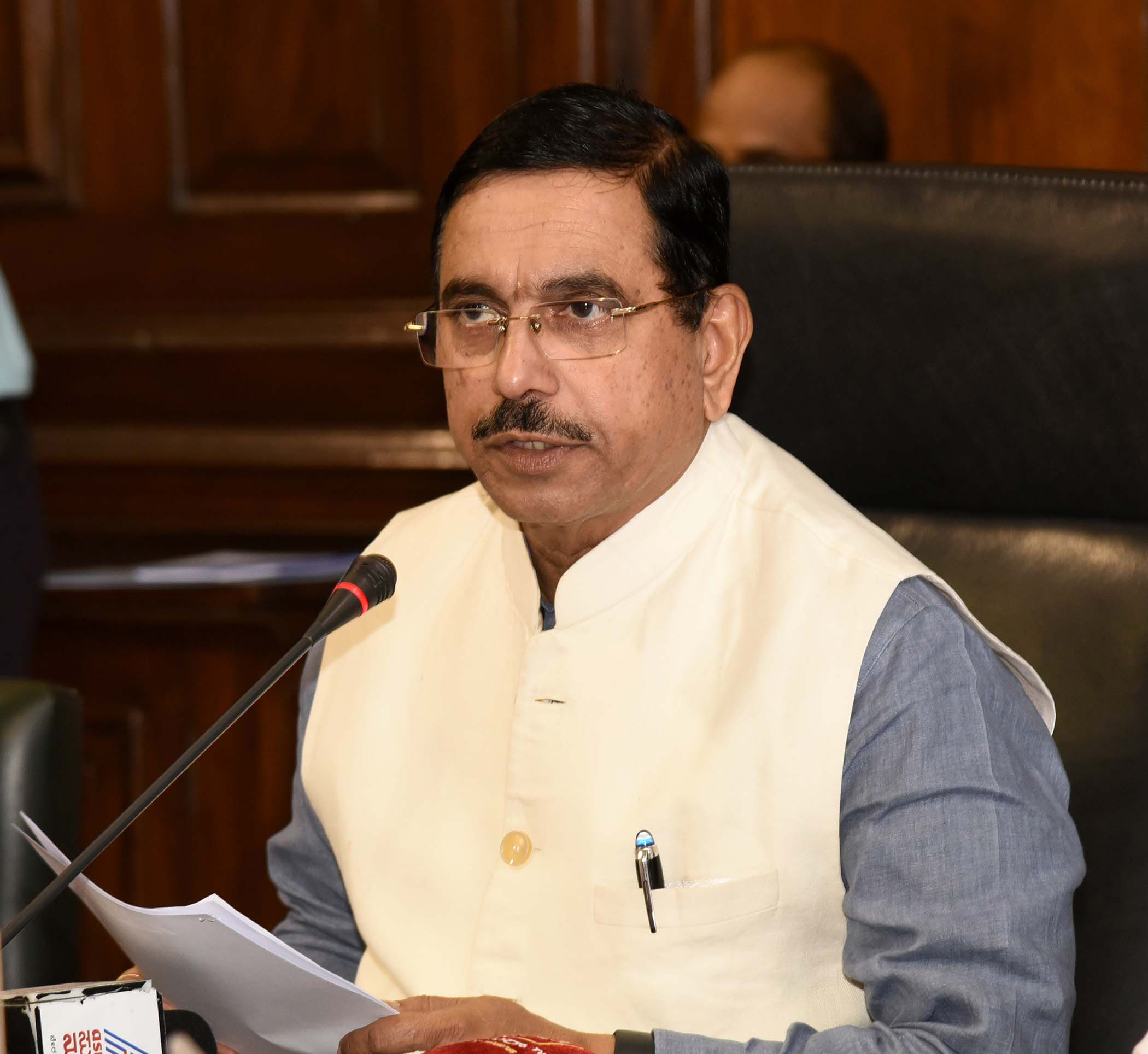 भारतमा धर्मेन्द्र प्रधानको राजीनामा पछि जोशीलाई शिक्षा मन्त्रालयको जिम्मेवारी