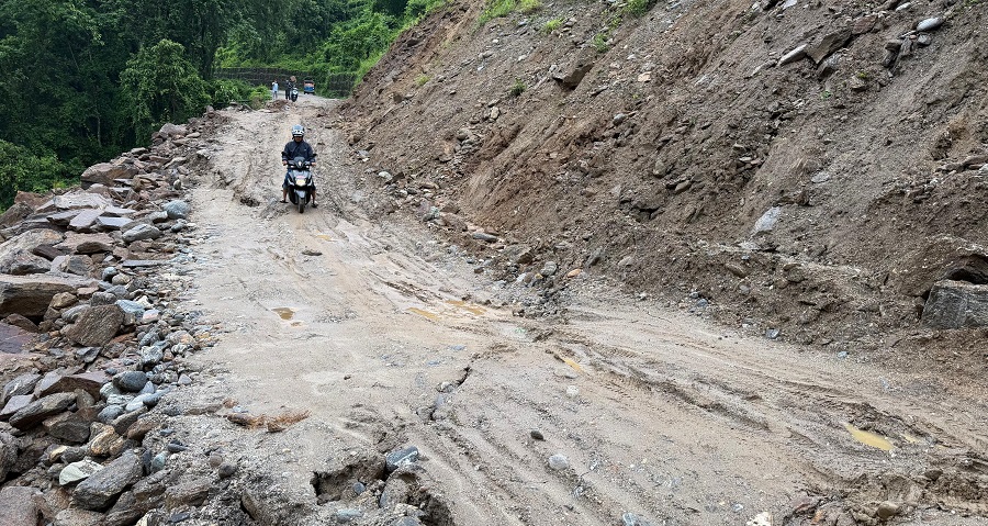 सडक भासिँदा मेची राजमार्ग अवरुद्ध