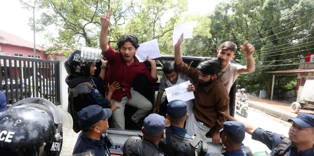 शिक्षामन्त्री विरुद्ध विद्यार्थीको प्रदर्शन, केही विद्यार्थी नियन्त्रणमा