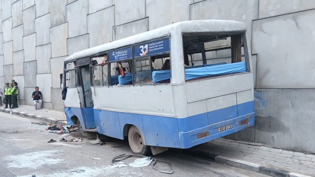 ग्वार्को बस दुर्घटनामा एक जनाको मृत्यु, १९ जना घाइते