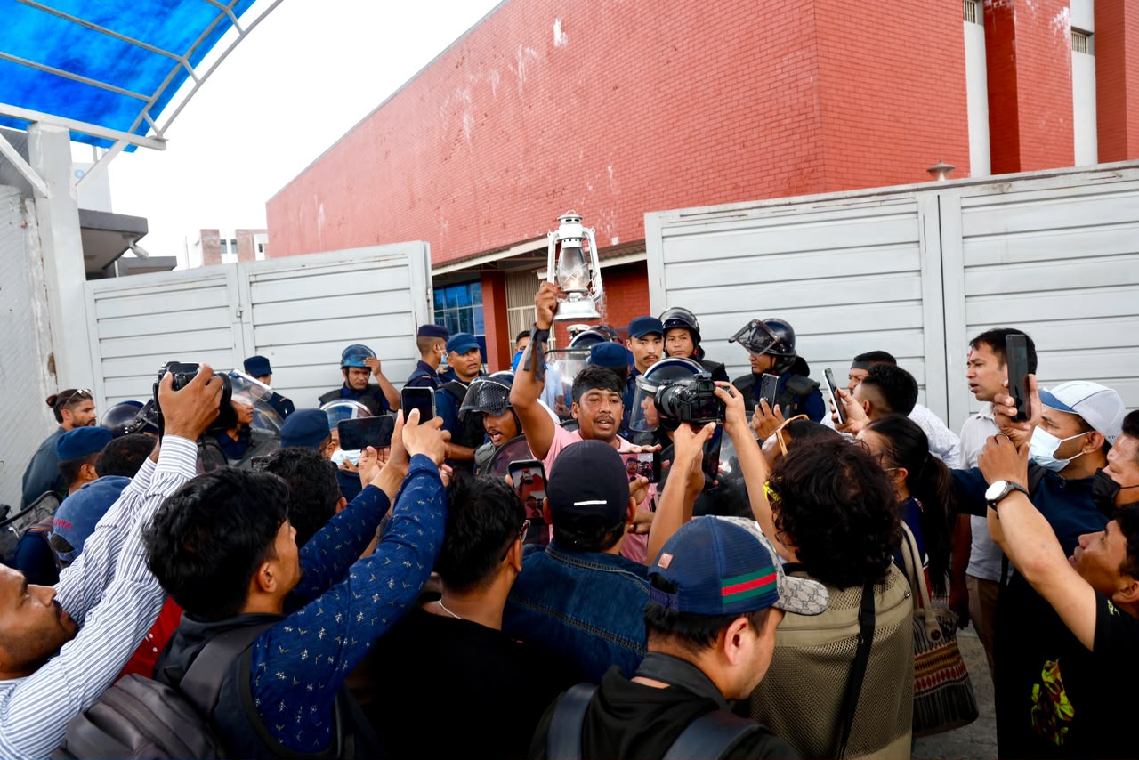 जनआस्थाका अध्यक्ष किशोर श्रेष्ठको रिहाइको माग गर्दै प्रहरी परिसरमा धर्ना