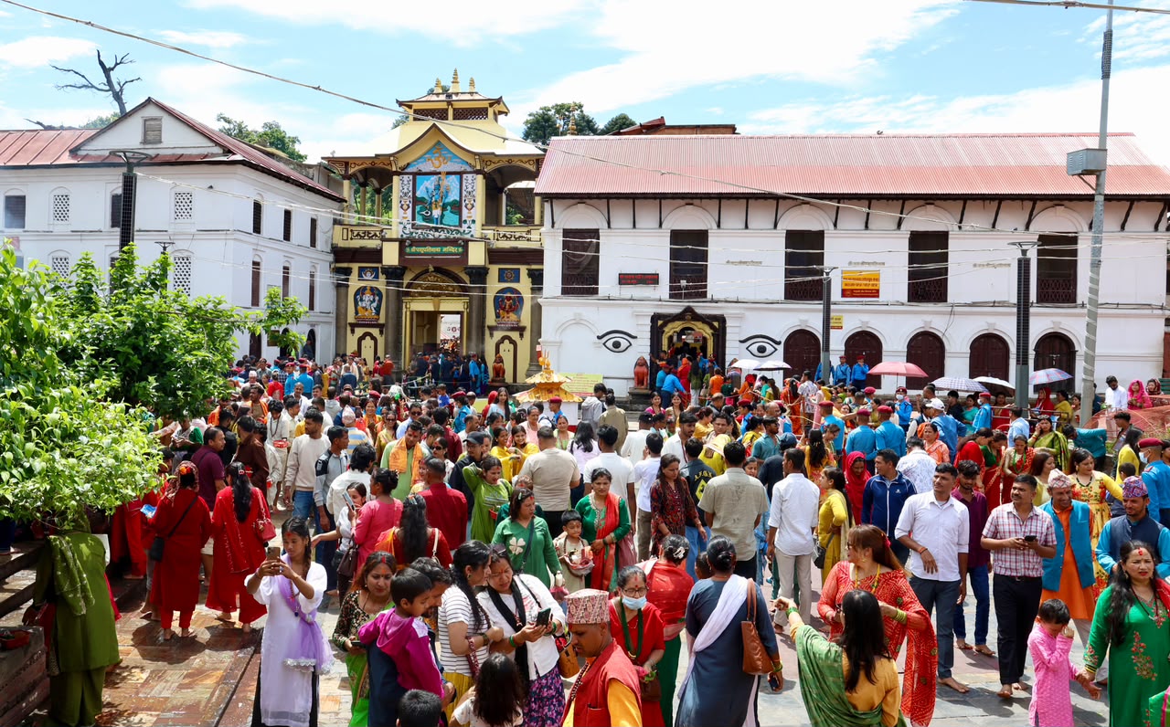 आज साउनको तेस्रो सोमबार देशभरका शिवालयमा दर्शनार्थीको घुइँचो