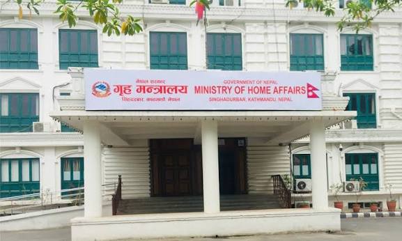 सुनसरी र सिरहामा घटना छानबिन समितिले प्रतिवेदन गृहमन्त्रीलाई बुझायो