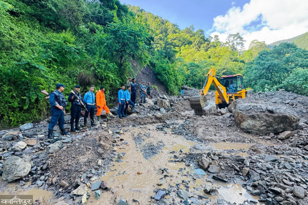 रुकुमपूर्वमा मध्यपहाडी लोकमार्ग अवरुद्ध