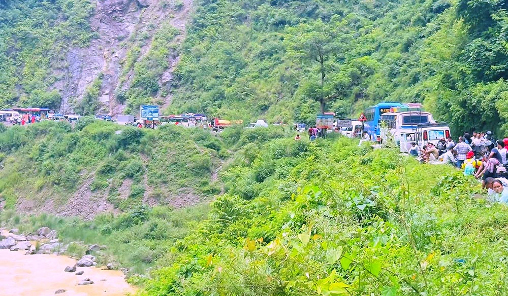 सुक्खा पहिरोले सिद्धार्थ राजमार्ग अवरुद्ध
