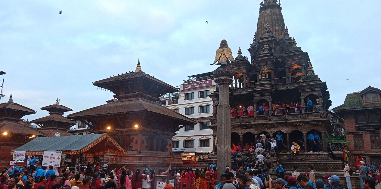 ललितपुरको कृष्ण मन्दिरमा भक्तजनको घुइँचो