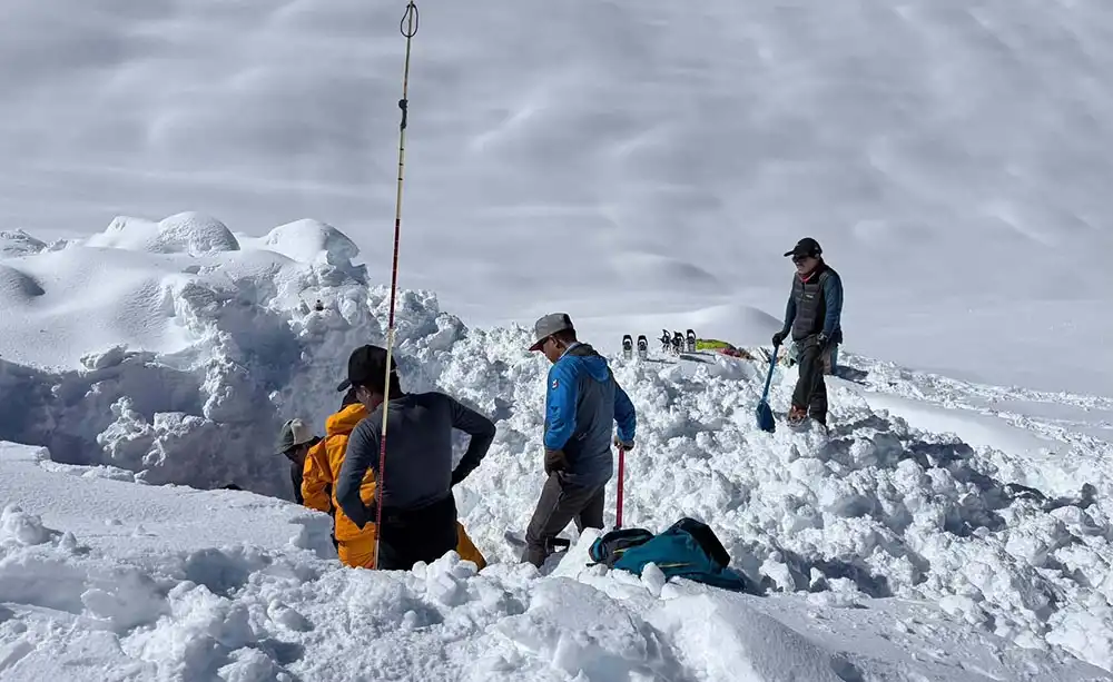 हिमलुङ हिमालमा १५ जनाको शव फेला, एक जना अझै बेपत्ता