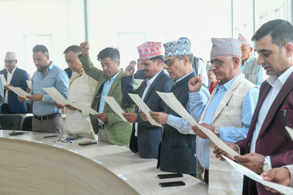 एमालेका मनोनीत केन्द्रीय सदस्यहरुले गरे शपथ ग्रहण