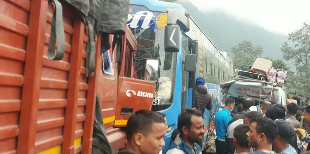 चितवनमा तीन सवारीसाधन एकआपसमा ठोक्किँदा १० जना घाइते