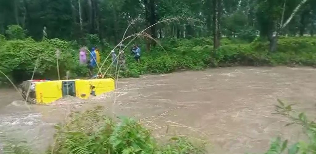 पर्साको माडीमा खोलाले एम्बुलेन्स बगायो